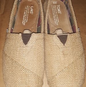 Tom's burlap slip ons size 6
